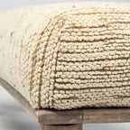 Banc de salle à manger capitonné en tissu crème avec pieds en bois de manguier, 2 places